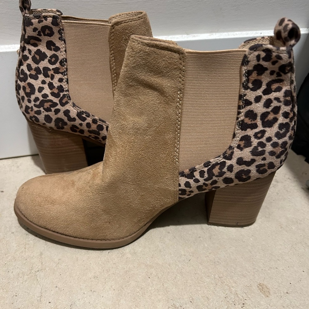 Stylish Tan Suede Ankle Boots with Leopard Print and Chunky Heel